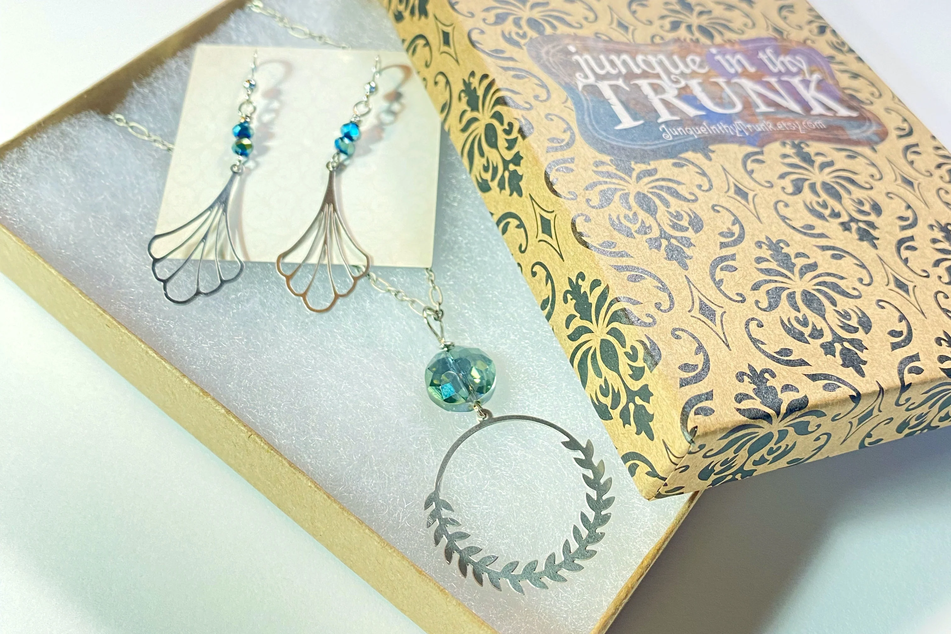 1-2 Trendy Jewelry Items - Image 4