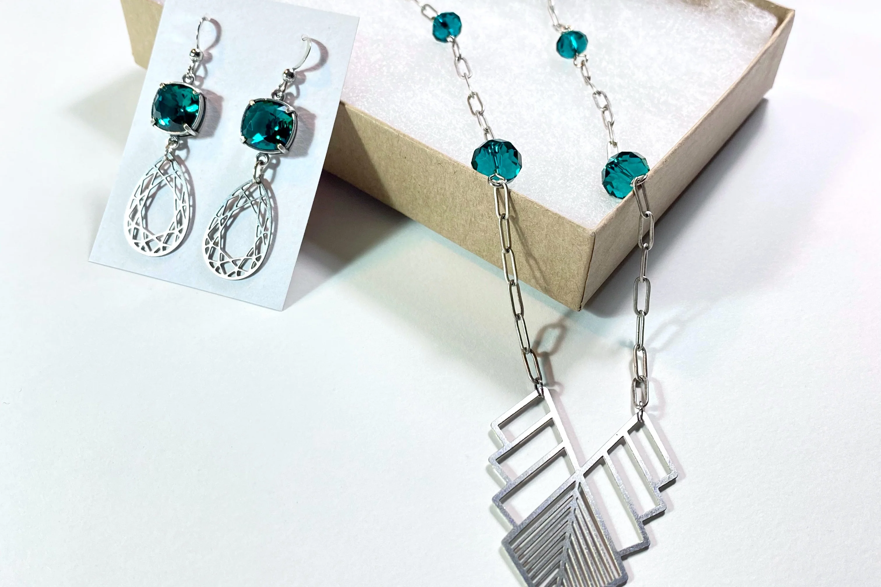2-4 Trendy Jewelry Items - Image 9